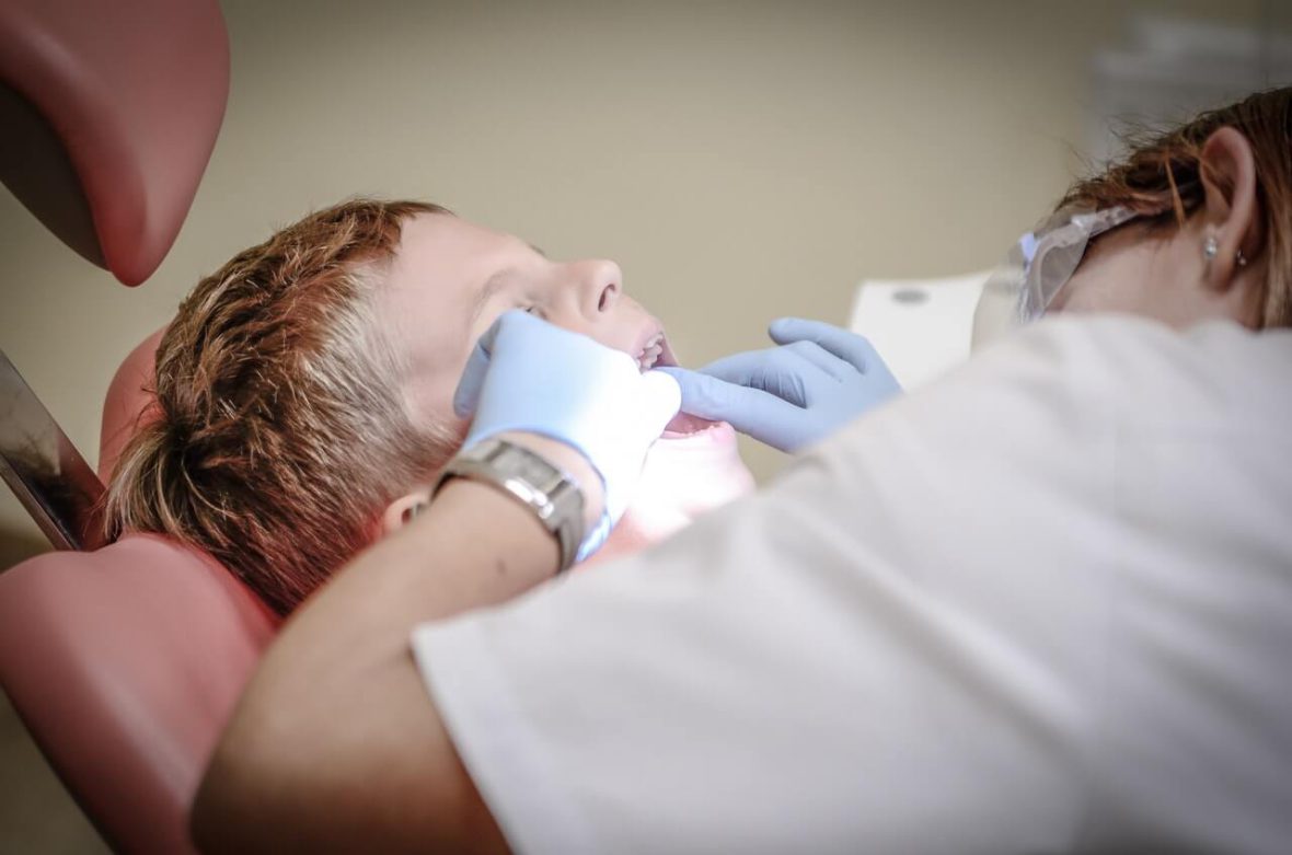 Ubytek klinowy zęba - sposoby leczenia
